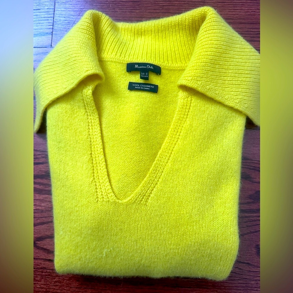 Massimo Dutti 95% wool & 5% Cashmere -
Bright Yellow Sweater Unique Collar. - Picture 1 of 5